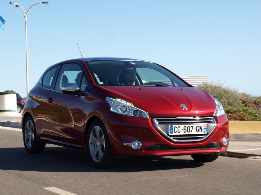  Peugeot 208 3-Door 2012 года  (фото 25 из 31)